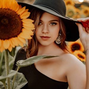 Meet your posher, Ariana